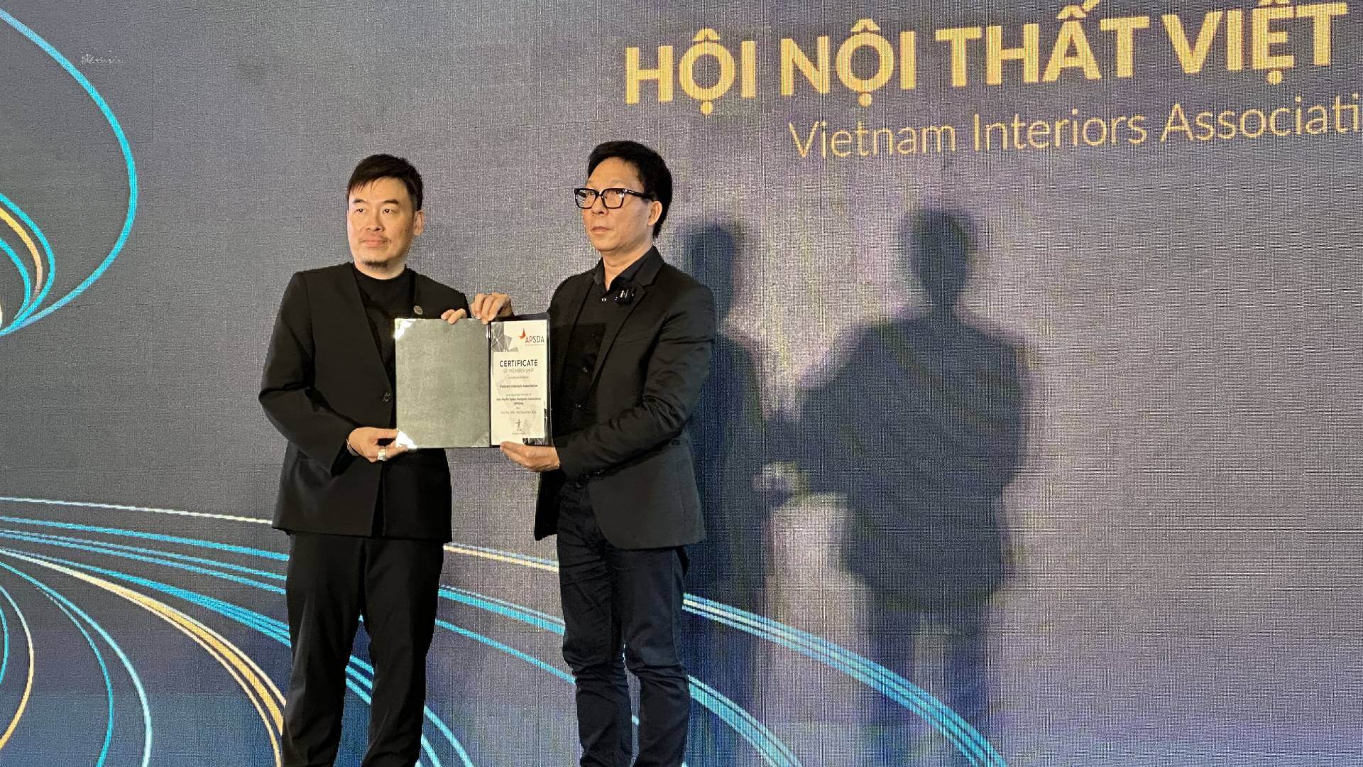 NTK Keat Ong – Chủ tịch Hiệp hội APSDA trao chứng nhận Hội Nội thất Việt Nam là thành viên Hiệp hội APSDA cho KTS Lê Trương – Chủ tịch Hội Nội thất Việt Nam. (1) (1) NTK Keat Ong - Chủ tịch Hiệp hội APSDA trao chứng nhận Hội Nội thất Việt Nam là thành viên Hiệp hội APSDA cho KTS Lê Trương - Chủ tịch Hội Nội thất Việt Nam.